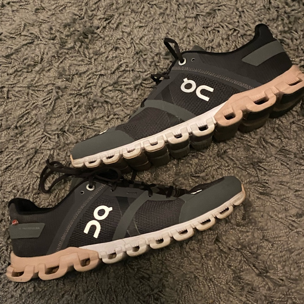 Women’s 7.5 ON cloud running/walking shoes sneakers